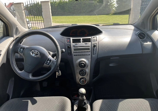 Toyota Yaris cena 20800 przebieg: 199000, rok produkcji 2011 z Bochnia małe 781